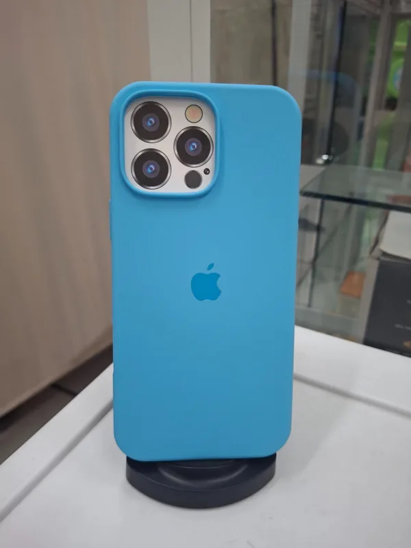 Funda azul cielo en un celular, fotografía del catálogo Doco